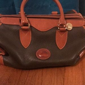 I’m selling a dooney and bourke tote